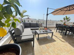 Balkoni atau teres di Star Apt in front Nissi whit Sea View