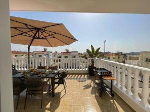 Balkoni atau teres di Star Apt in front Nissi whit Sea View
