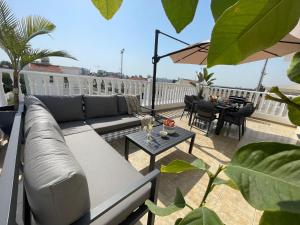 Balkoni atau teres di Star Apt in front Nissi whit Sea View