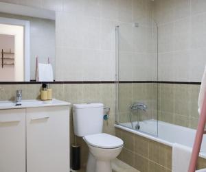 Un baño con inodoro, ducha y lavabo. en TAYP San Marcos 106, en Talayuela