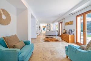 ein Wohnzimmer mit zwei blauen Sofas und einem Tisch in der Unterkunft Cal Rei Gran in Pollença
