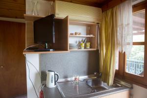 Kuchyň nebo kuchyňský kout v ubytování Aiolis Rooms
