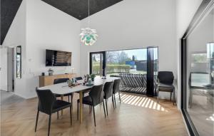 Televisyen dan/atau pusat hiburan di Beautiful Home In Børkop With Kitchen