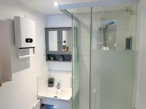 Ένα μπάνιο στο Maison 14 pers 8 chambres 40min Paris, Orly 20min, Disneyland 40min +25 φωτογραφίες
