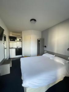 Kuchyň nebo kuchyňský kout v ubytování Brit Hotel Marvejols