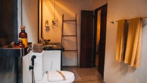 Bilik mandi di Dunes Unawatuna Hotel