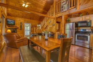 セバービルにあるDare To Bear #238のテーブルと冷蔵庫のあるダイニングルーム