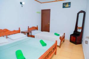 Zimmer mit 3 Betten und einem Herd in der Unterkunft Kildare Cottage in Nuwara Eliya