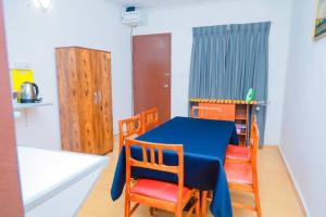 ein Esszimmer mit einem blauen Tisch und Stühlen in der Unterkunft Kildare Cottage in Nuwara Eliya