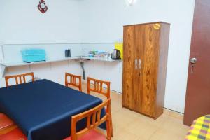 ein Zimmer mit Tisch und Stühlen und eine Küche in der Unterkunft Kildare Cottage in Nuwara Eliya + 14 Fotos