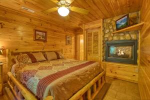 Ένα ή περισσότερα κρεβάτια σε δωμάτιο στο Browns Bear Den #235