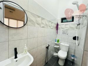 イポーにあるLittle Homestay Two - 小小民宿2の洗面台、トイレ、鏡のあるバスルーム +32枚の写真