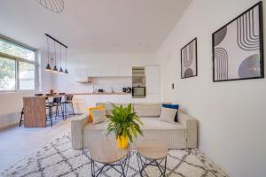 a living room with a couch and a kitchen at La Petite Echoppe - Lumineux appt pour 4 in Bordeaux