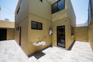 a building with a sink on the side of it at Residencias Viterbo in Casa Blanca La Corregidora