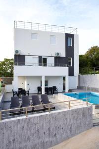 Bazén v ubytování Chill House nebo v jeho okolí