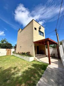 ein kleines Haus mit einem Dach auf einem Hof in der Unterkunft Casa Guaiú - BA in Santa Cruz Cabrália