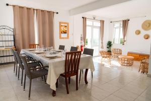 马蒂兰港Les Manglier的餐厅里有一张桌子和几把椅子