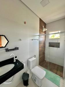ein Badezimmer mit Toilette, Waschbecken und Dusche in der Unterkunft Casa Guaiú - BA in Santa Cruz Cabrália