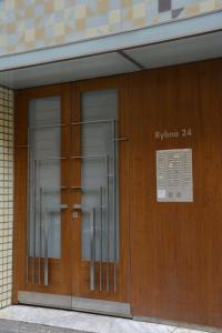 un par de puertas de cristal en un edificio en Apartment Aida, en Praga