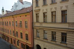 dos edificios uno al lado del otro en una calle en Apartment Aida, en Praga