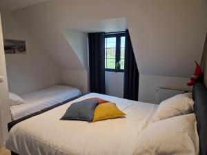 une chambre avec deux lits et une fenêtre dans l'établissement Huswell - The Cozy Relax Home, à Beernem
