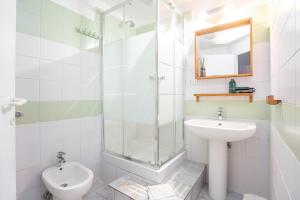 Koupelna v ubytování Vatican Rooms Haven + 39 fotografií