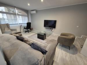 Et tv og/eller underholdning på Duplex Apt 3 bedroom Sleeps 6 Pool