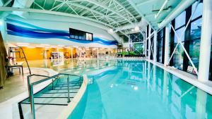 une grande piscine dans un grand bâtiment dans l'établissement Peaceful Cowslip Lodge - Finlake Spa Resort in Devon, à Chudleigh