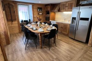 Kuchyňa alebo kuchynka v ubytovaní La Dorbluche duplex apartment 10-11 person