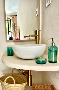 Un baño con un lavabo blanco y un espejo. en Escapada Romantica, Javea, en Jávea 4 fotos más