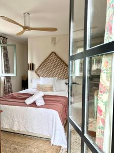 Un dormitorio con una cama y una puerta corrediza de vidrio. en Escapada Romantica, Javea, en Jávea