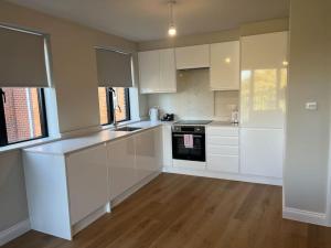 Kuchyň nebo kuchyňský kout v ubytování Balcony Sky- View London Apartment