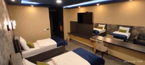 Ein Bett oder Betten in einem Zimmer der Unterkunft HOTEL LOBBY