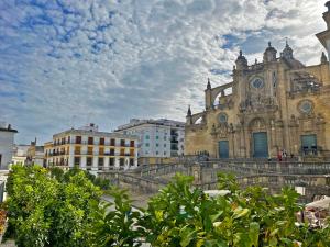 an old building in a city under a cloudy sky at Apartamento La Catedral - Ole Solutions in Jerez de la Frontera