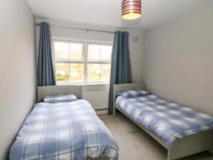 Dos camas en una habitación con ventana. en 32 Kings Park, en Killarney