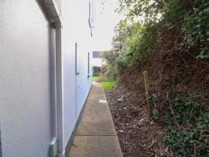 una acera al lado de un edificio al lado de un campo en 32 Kings Park, en Killarney