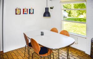 Fotografie z fotogalerie ubytování Three-Bedroom Holiday Home In Hals v destinaci Hals