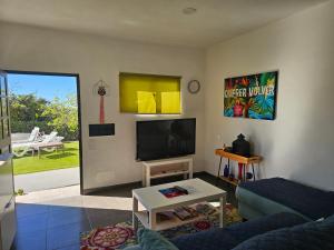 TV a/nebo společenská místnost v ubytování El Mirador de El Paso - Vistas y piscina