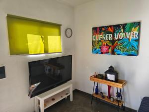 TV a/nebo společenská místnost v ubytování El Mirador de El Paso - Vistas y piscina