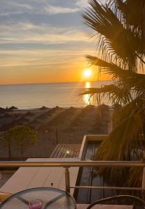 puesta de sol desde el balcón de un complejo en Super Seaview Apartment, en Durrës