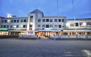 an empty parking lot in front of a building at Hotel Lapuahovi in Lapua