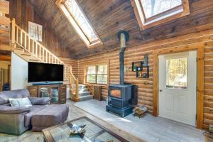 Foto sihtkohas Lansing asuva majutusasutuse Deck and Game Room Finger Lakes Family Retreat galeriist