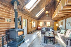 Foto sihtkohas Lansing asuva majutusasutuse Deck and Game Room Finger Lakes Family Retreat galeriist