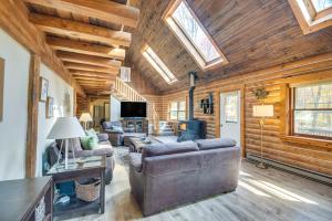 Foto sihtkohas Lansing asuva majutusasutuse Deck and Game Room Finger Lakes Family Retreat galeriist