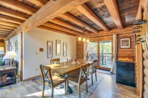 Foto sihtkohas Lansing asuva majutusasutuse Deck and Game Room Finger Lakes Family Retreat galeriist