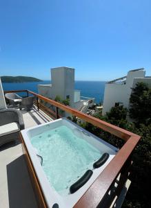 een hottub op een balkon met uitzicht op de oceaan bij Suíte Atenas com hidro aquecida - Arraial do Cabo in Arraial do Cabo