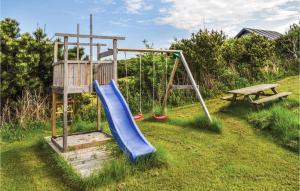 einen Spielplatz mit Rutsche und Bank in der Unterkunft Holiday Home Knebel 3 in Knebel