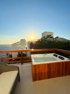 een hot tub op een balkon met uitzicht op de oceaan bij Suíte Atenas com hidro aquecida - Arraial do Cabo in Arraial do Cabo