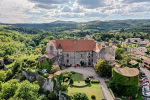 una vista aerea di un vecchio castello in una città di Château royal de Saint-Saturnin a Saint-Saturnin