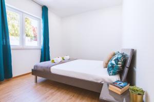 ein Schlafzimmer mit einem Bett mit blauen Vorhängen und einem Fenster in der Unterkunft Villa Haven by Algarve Vacation in Lagoa + 39 Fotos